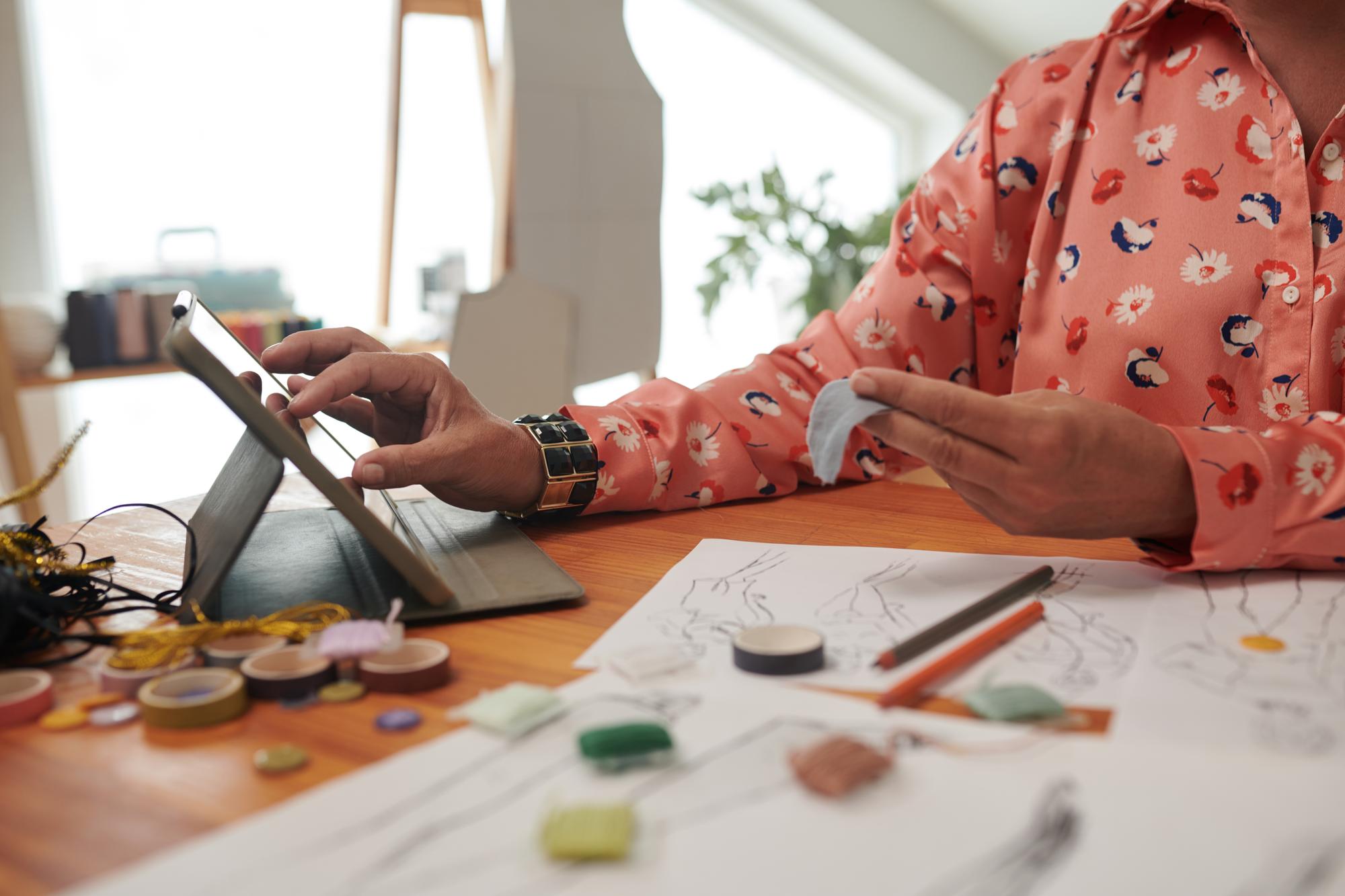 Desen uzmanı çalışırken